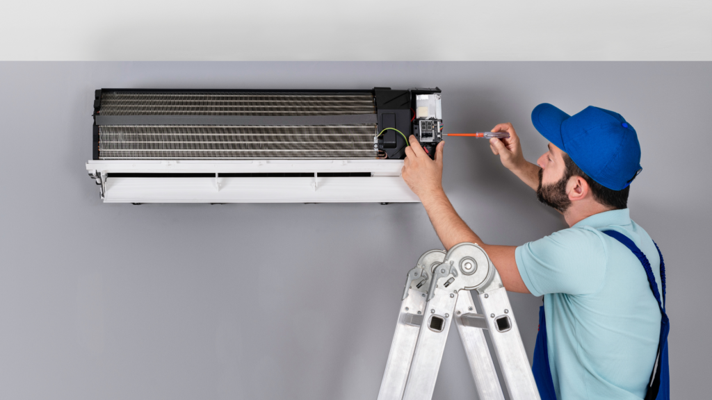 Technicien installant une climatisation a Ajaccio